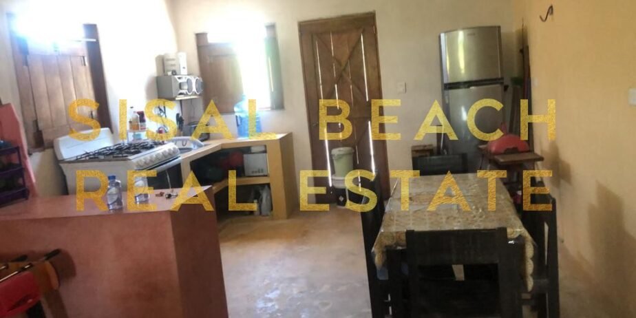 Casa en venta en Sisal Yucatán cerca de la playa dentro de terreno de 11×37.26m construcción de 104m² patio con alberca