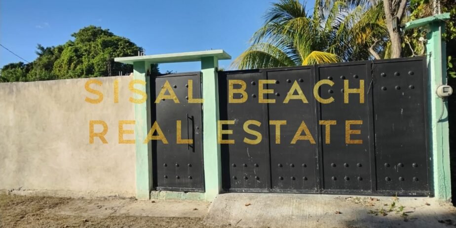 Casa en venta en Sisal Yucatán dentro de terreno 10x30m con alberca y patio