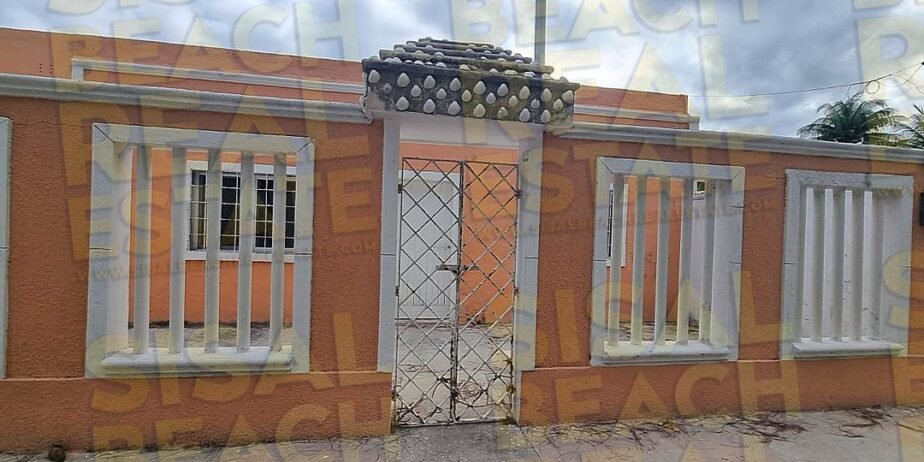 Casa en venta en Sisal Yucatán segunda fila dentro de terreno de 32x19m gran patio con alberca