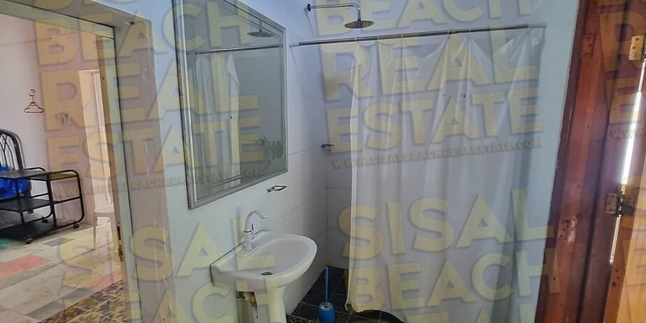 Casa en venta en Sisal Yucatán segunda fila dentro de terreno de 32x19m gran patio con alberca