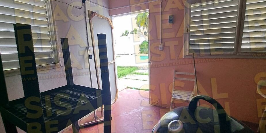 Casa en venta en Sisal Yucatán segunda fila dentro de terreno de 32x19m gran patio con alberca