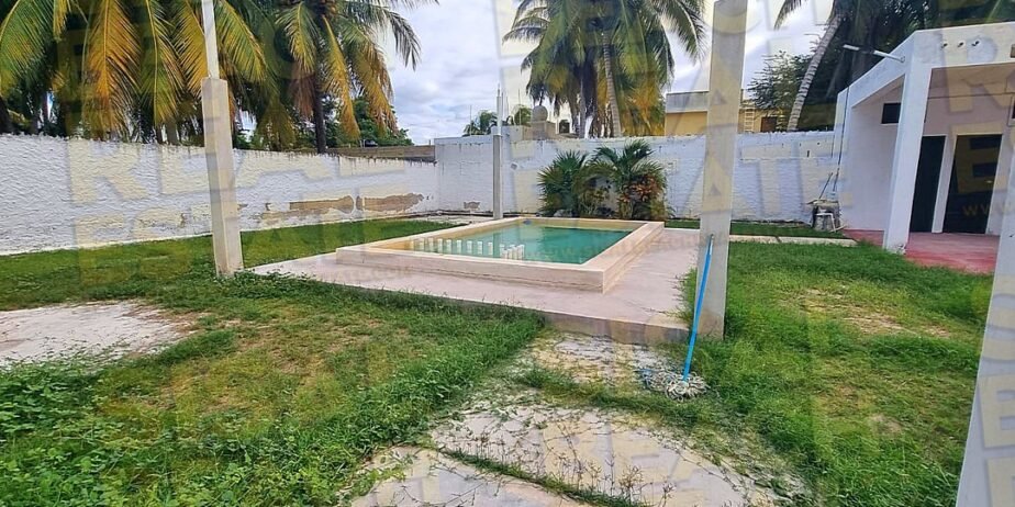 Casa en venta en Sisal Yucatán segunda fila dentro de terreno de 32x19m gran patio con alberca