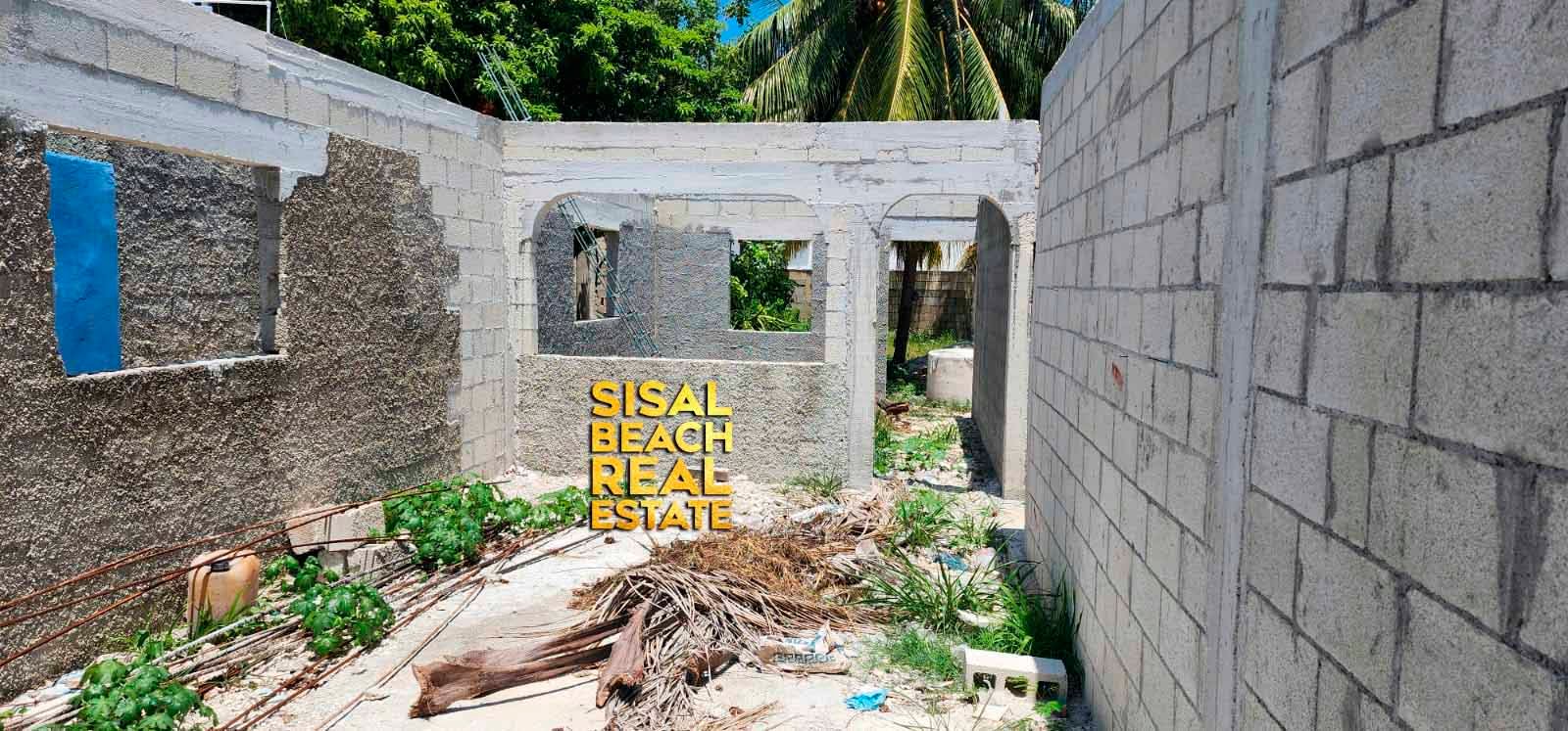Casa a media construcción con paredes sin techo en Sisal Yucatán dentro de un terreno d…
