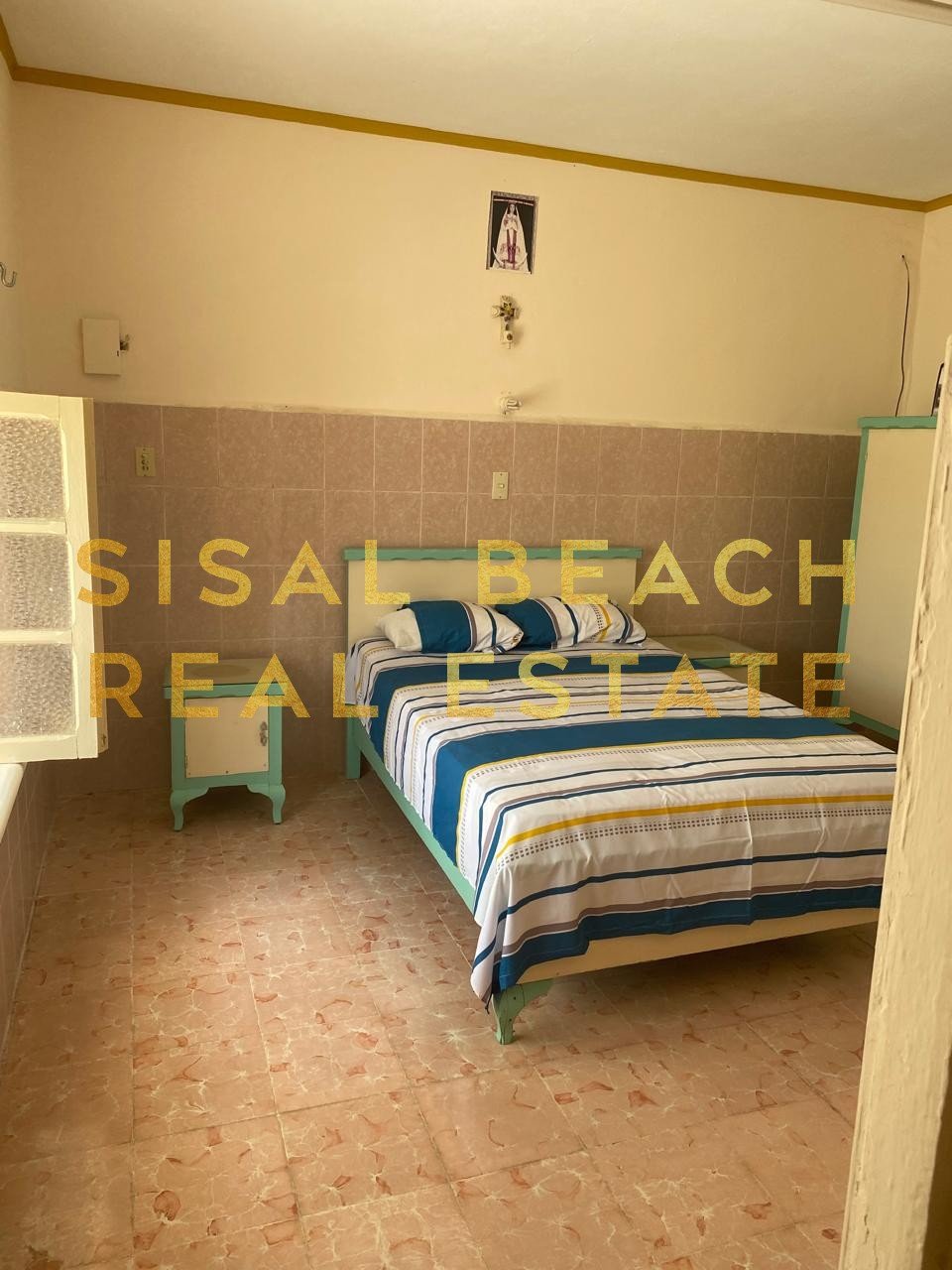 Casa en venta en Sisal Yucatán dentro de terreno de 20x40m construcción de 155m² gran patio estilo playa con arena y palmas de coco en la avenida pricnipal $5,400,000.°° MXN