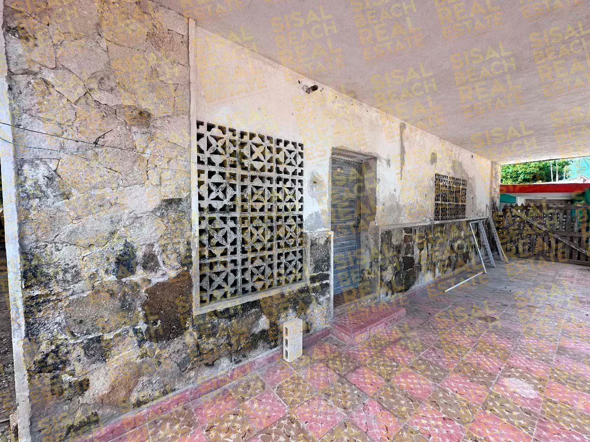 Casa en venta $4,800,000.°°MXN 238,592.°°USD en el pueblo de Sisal Yucatán, ubicada en calle de entrada a la playa a pocos metros del mar. Medidas: